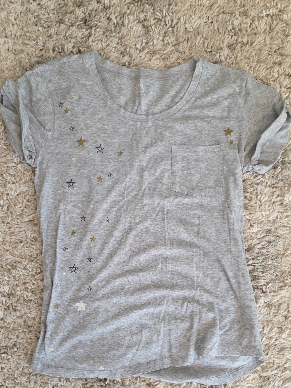 a.n.a Gray Short Sleeve Tee with Gold & Black Star Accents